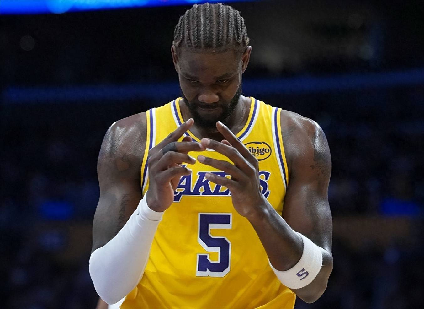 英雄联盟-关于底特律活塞训练开放日，加时末段伤情更新引欢呼，NBA季后赛在即，更衣室氛围转暖的信息